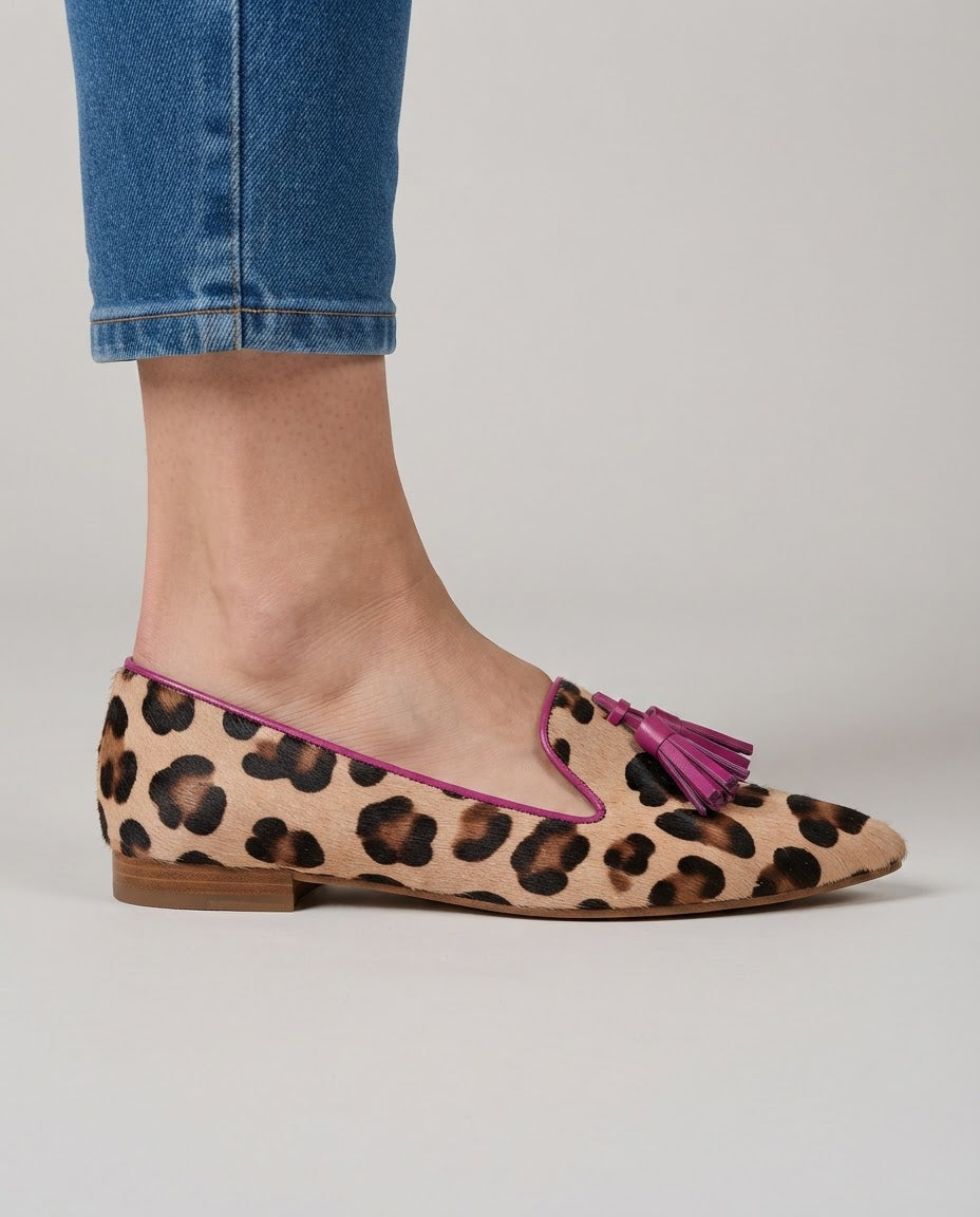Lili – Leopárd mintás mokaszin fucsia bojtokkal